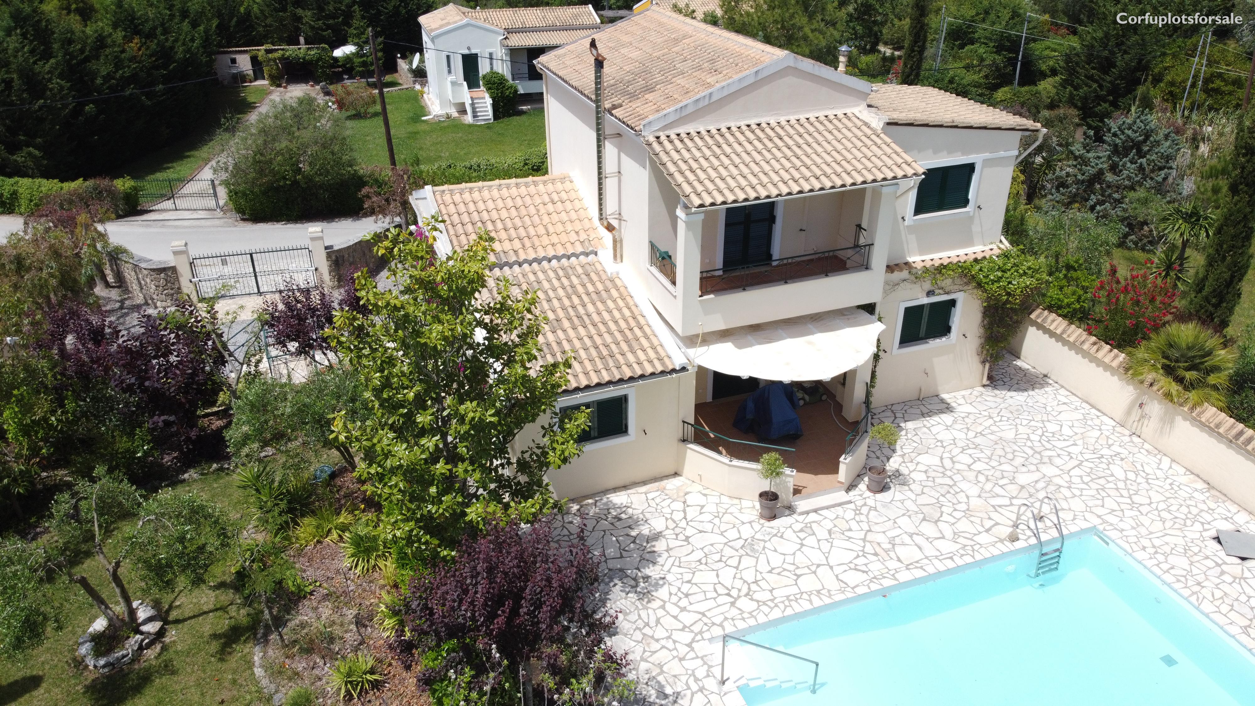 A charming villa of 118 sq.m with basement and pool in area of Poulades